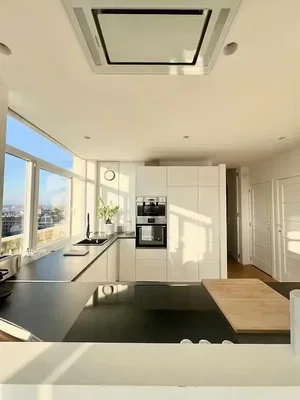 Cucina; elettrodomestici, luce naturale, vista