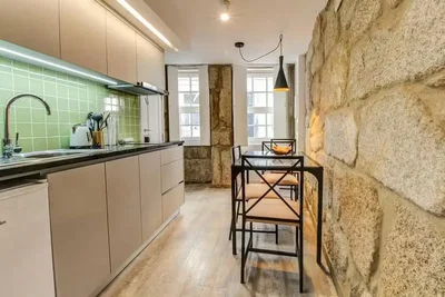 Küche; küchengeräte, holzboden, tageslicht, moderner stil