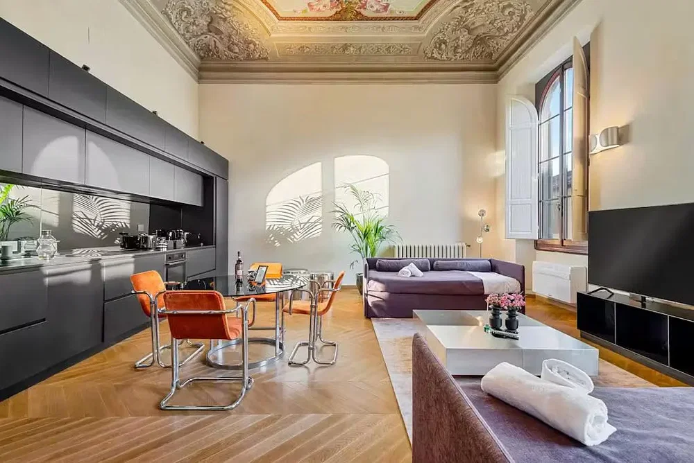 Wohnzimmer; tageslicht, holzboden, moderner stil