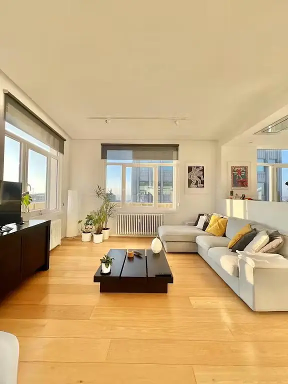 Soggiorno; pavimento in legno, luce naturale, stile moderno