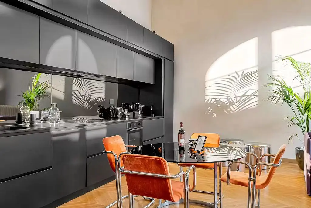Küche; küchengeräte, holzboden, tageslicht, moderner stil