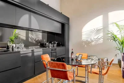 Küche; küchengeräte, holzboden, tageslicht, moderner stil