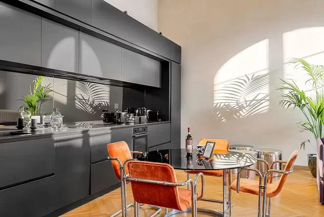 Küche; küchengeräte, holzboden, tageslicht, moderner stil