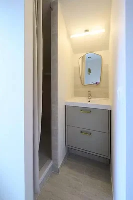 Toilette; pavimento in piastrelle