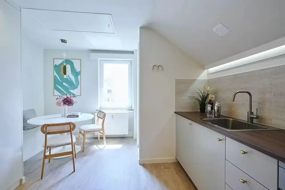 Cucina; elettrodomestici, pavimento in legno, luce naturale, stile moderno