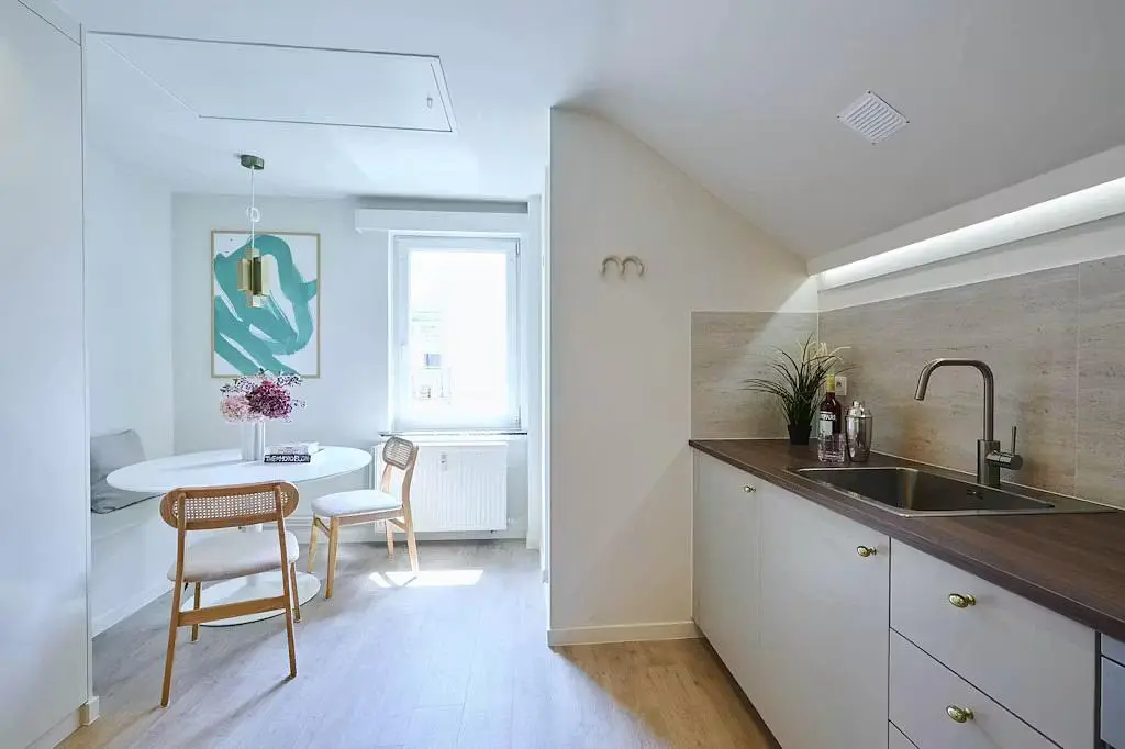Cucina; elettrodomestici, pavimento in legno, luce naturale, stile moderno