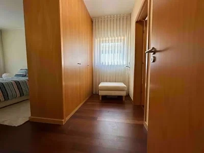 Dnevna soba; drveni pod, prirodno svjetlo