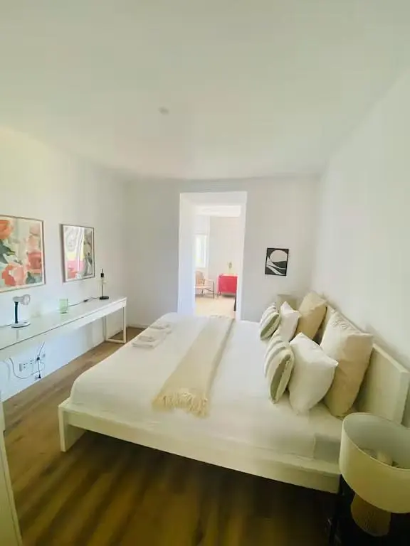 Schlafzimmer; holzboden, tageslicht, moderner stil
