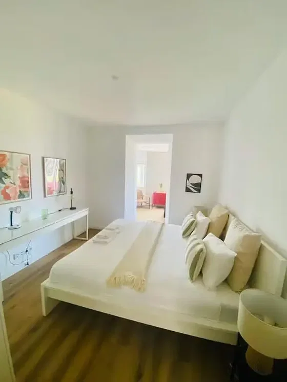 Schlafzimmer; holzboden, tageslicht, moderner stil