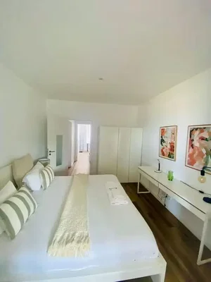 Schlafzimmer; tageslicht, holzboden