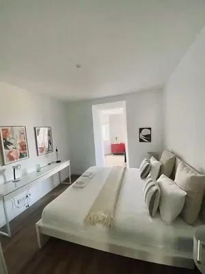 Schlafzimmer; holzboden, tageslicht