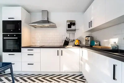 Küche; küchengeräte, fliesenboden, tageslicht, moderner stil, renoviert