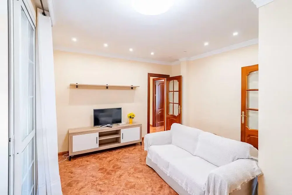 Salon; lumière naturelle, carrelage