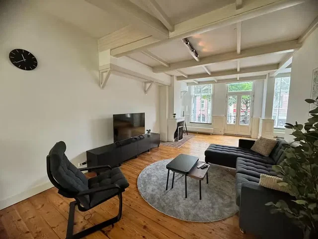 Salon; podłoga drewniana, wysokie sufity, belki drewniane, światło dzienne