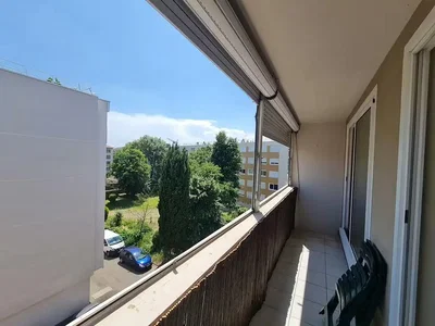 Balkon; manzara, fayans zemin, doğal ışık