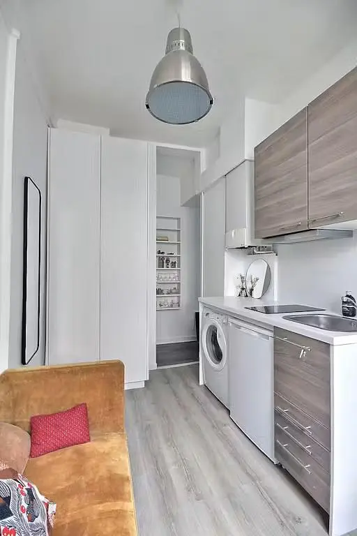 Cuisine; électroménager, parquet, lumière naturelle