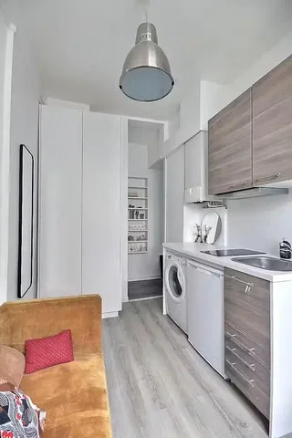 Cuisine; électroménager, parquet, lumière naturelle