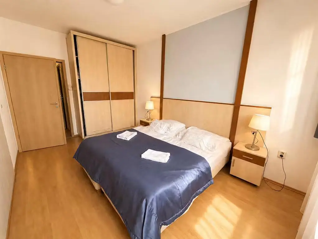 Quarto; chão de madeira, luz natural