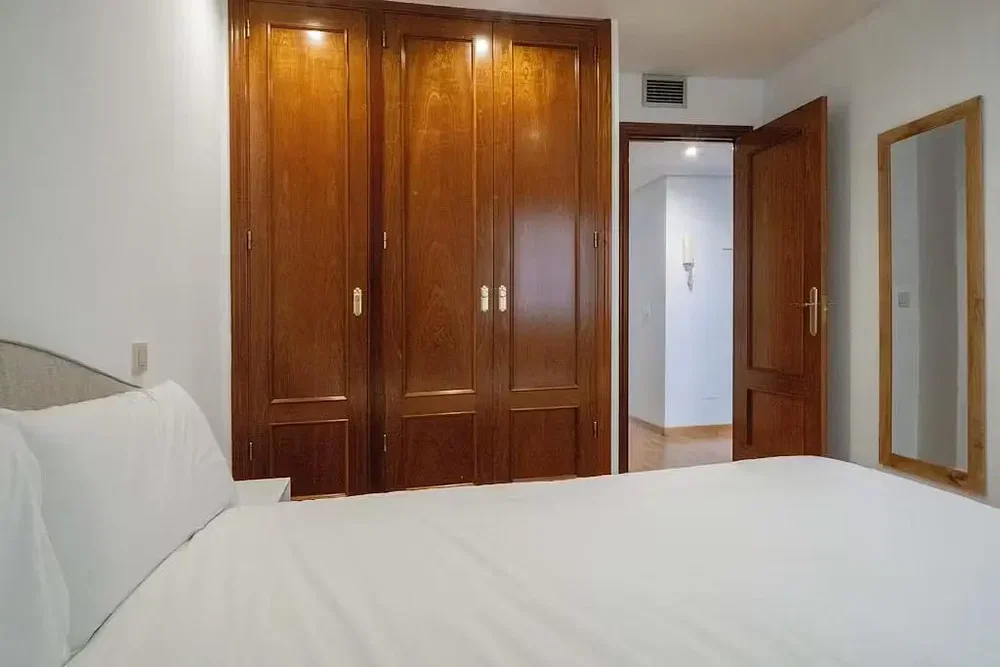 Chambre; poutres en bois, parquet, lumière naturelle