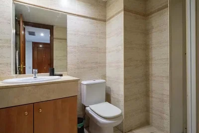 Toilettes; carrelage, lumière naturelle