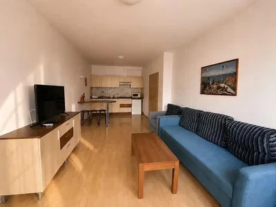 Sala de estar; luz natural, chão de madeira, estilo moderno