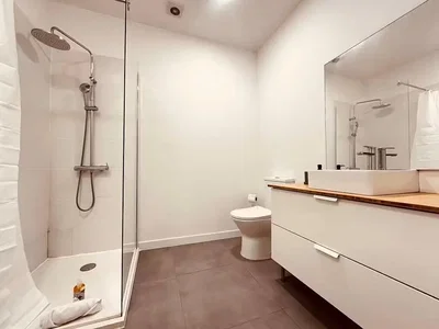 Badezimmer; fliesenboden, tageslicht, renoviert