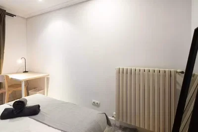 Yatak odası; doğal ışık, tadilat gerekiyor