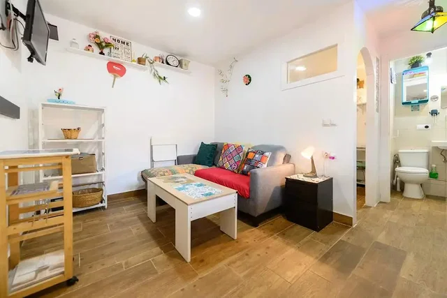 Soggiorno; pavimento in legno, luce naturale, stile moderno