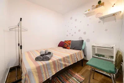 Camera da letto; luce naturale, pavimento in legno