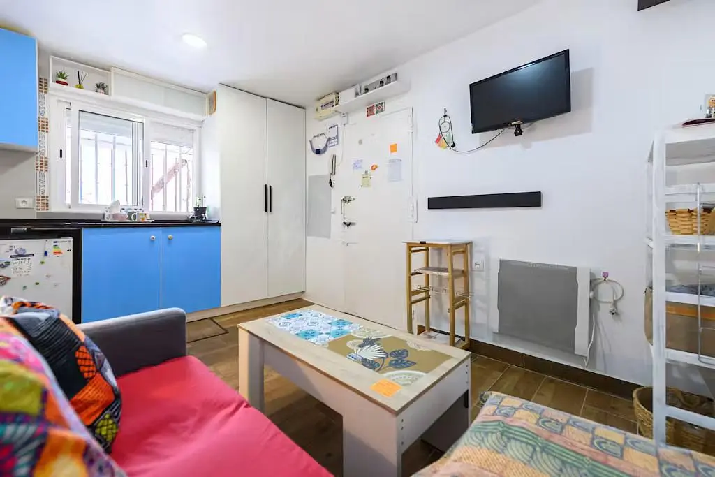 Soggiorno; pavimento in piastrelle, luce naturale, stile moderno