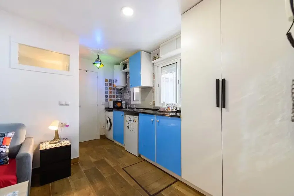 Cucina; elettrodomestici, pavimento in legno, luce naturale