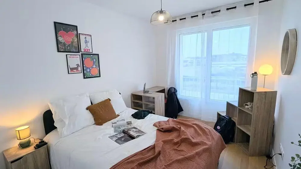Spavaća soba; prirodno svjetlo, moderni stil
