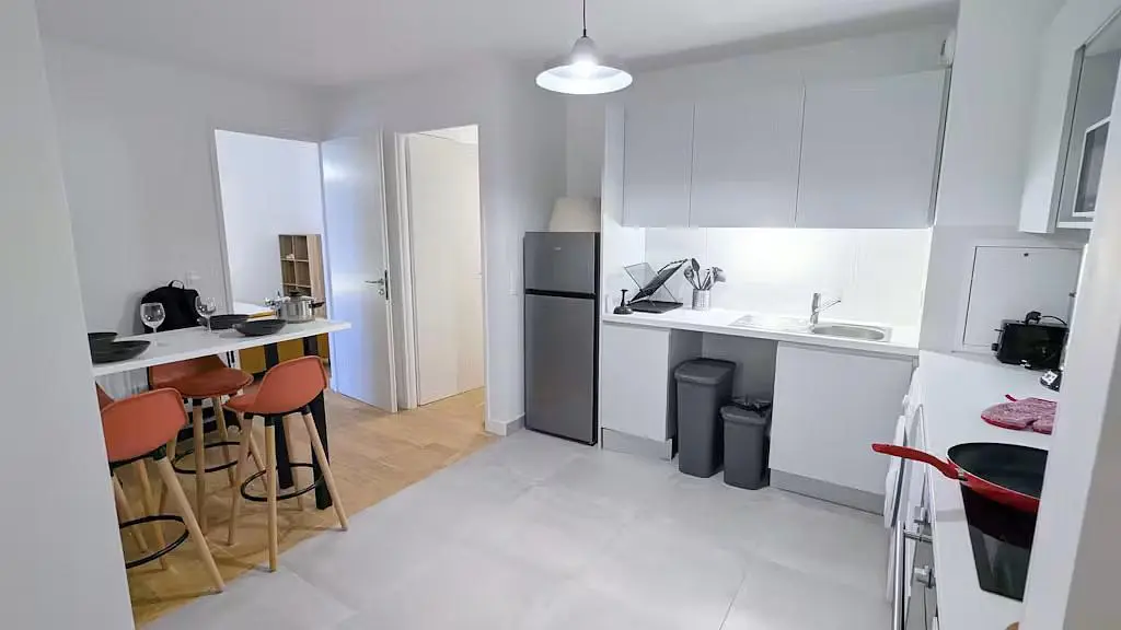 Kuhinja; kuhinjski aparati, pločice, prirodno svjetlo