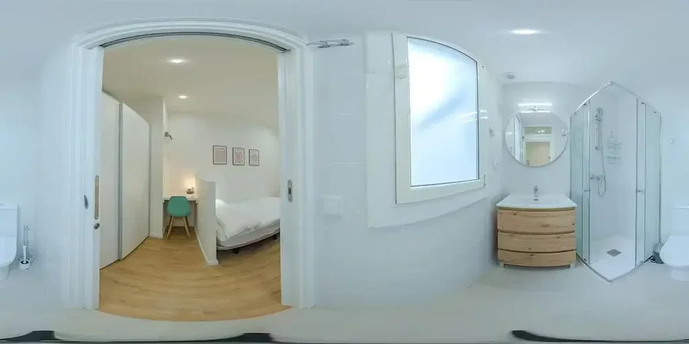 Badkamer; tegelvloer, natuurlijk licht