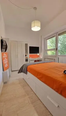 Schlafzimmer; fliesenboden, tageslicht