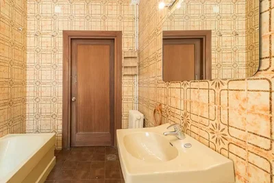Banyo; fayans zemin, tadilat gerekiyor, doğal ışık