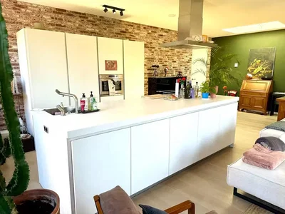 Kuhinja; kuhinjski aparati, pločice, prirodno svjetlo
