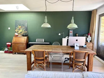 Dnevna soba; drveni pod, prirodno svjetlo, moderni stil