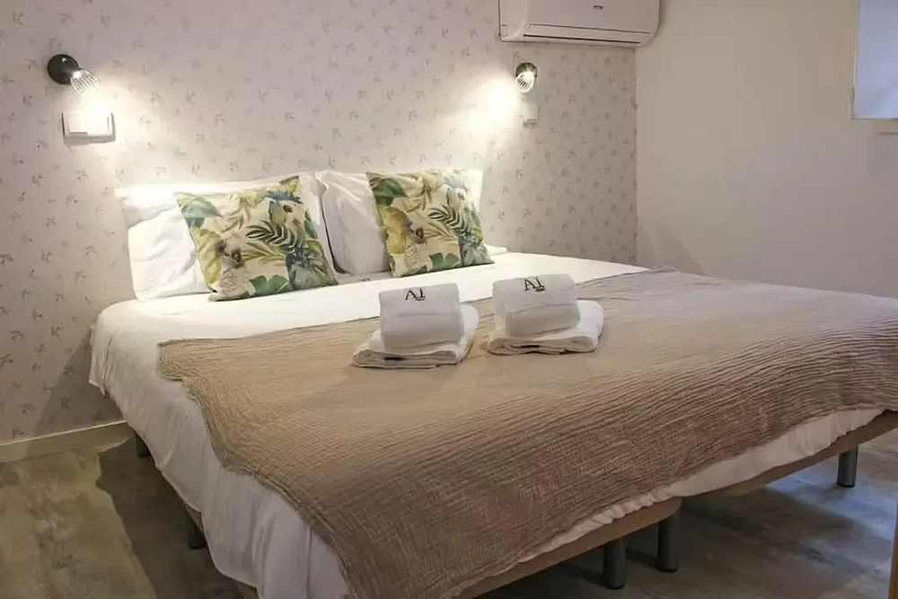 Spavaća soba; prirodno svjetlo, moderni stil