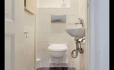 Toalet; pločice, prirodno svjetlo