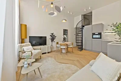 Wohnzimmer; tageslicht, moderner stil, holzboden
