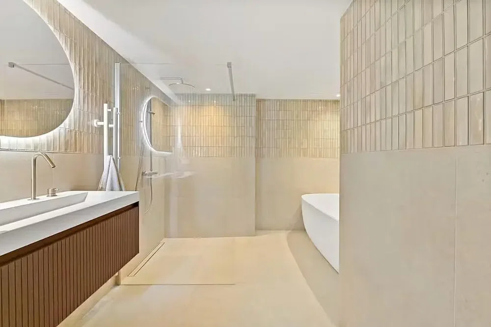 Badezimmer; fliesenboden, renoviert, tageslicht