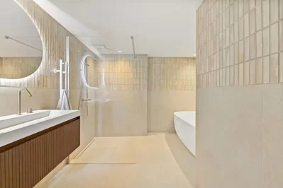 Badezimmer; fliesenboden, renoviert, tageslicht