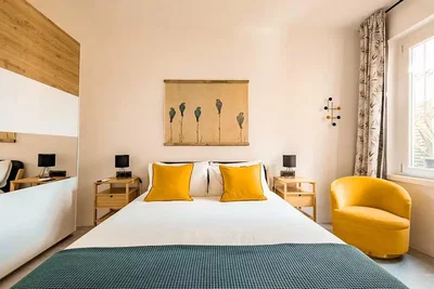 Spavaća soba; prirodna svjetlost, moderan stil