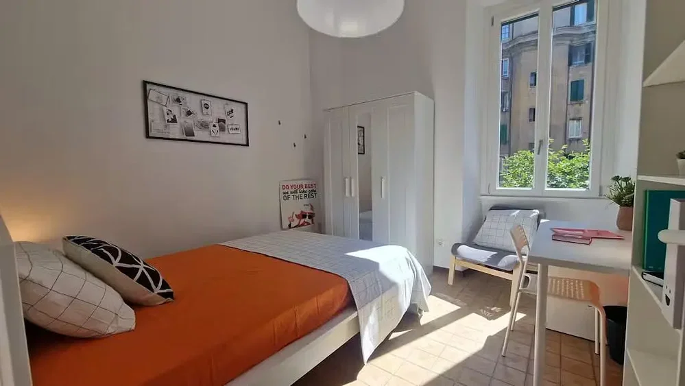 Spavaća soba; prirodno svjetlo, drveni pod, moderni stil