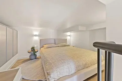 Schlafzimmer; tageslicht, holzboden