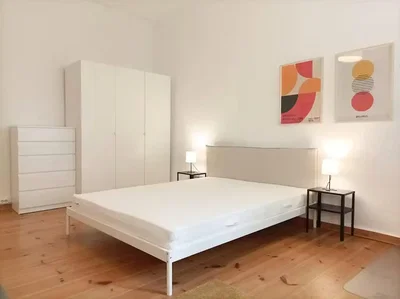 Spavaća soba; drveni pod, prirodno svjetlo