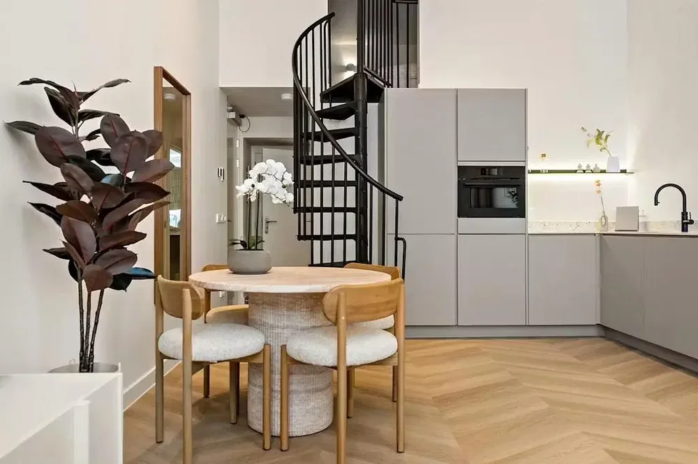 Küche; küchengeräte, holzboden, renoviert, tageslicht