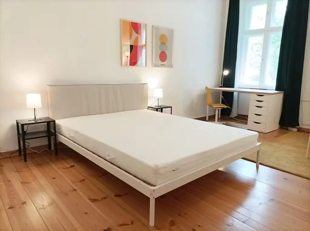 Spavaća soba; drveni pod, prirodno svjetlo