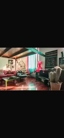 Salón; vigas de madera, estilo rústico, luz natural